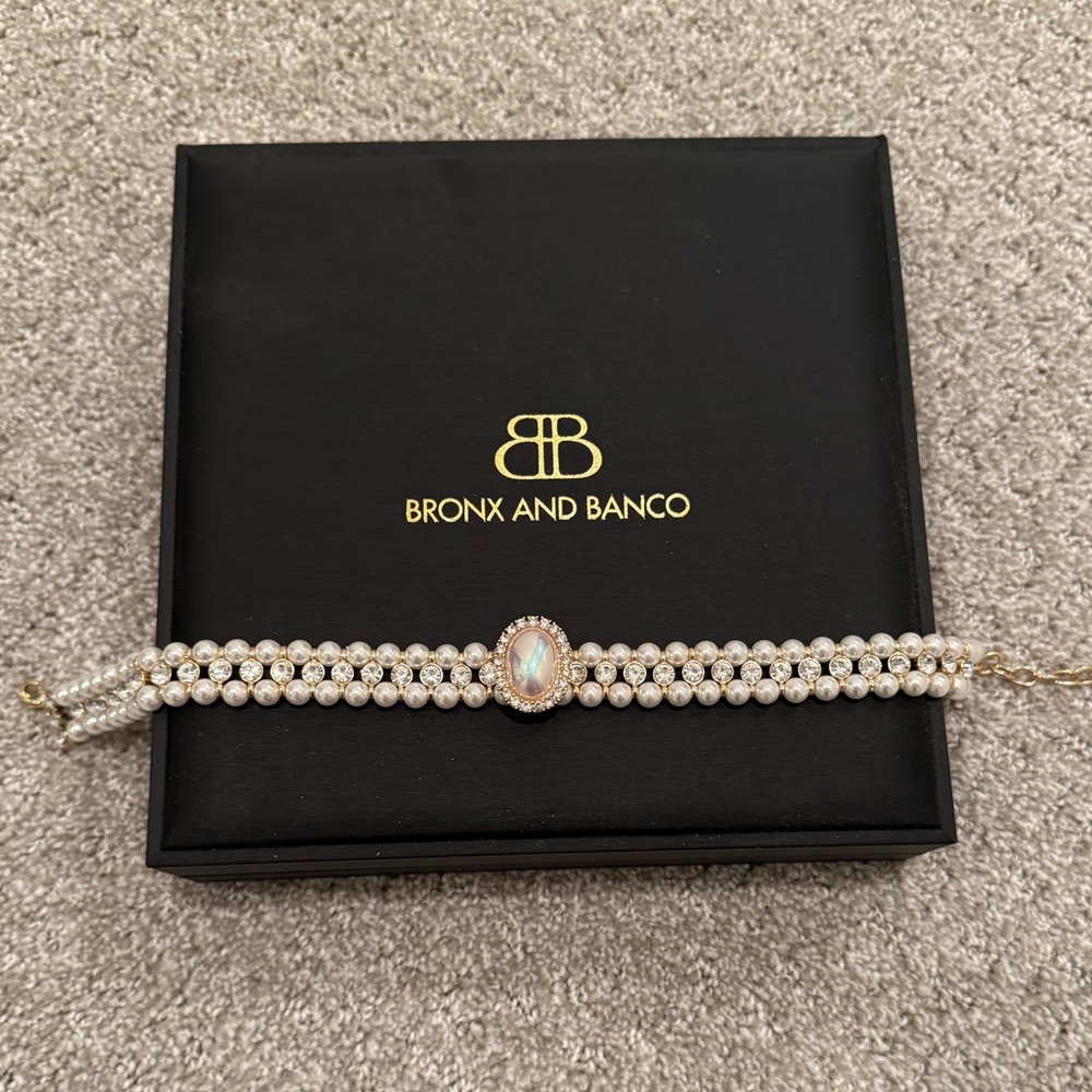 Bronx and Banco pearl choker